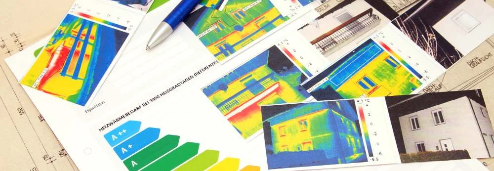 mehrere Wärmebilder liegen auf einem Tisch